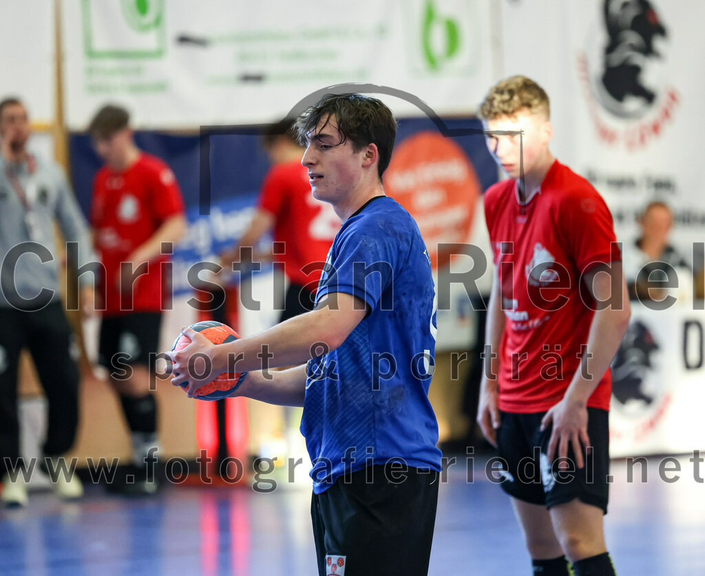 2022-12-17_059_SV_Anzing_gegen_TSV_Simbach | Anzing, Deutschland, 17.12.2022:
Handball, Bayernliga männliche A-Jugend 2022 / 2023, 9. Spieltag, SV Anzing gegen TSV Simbach, Endergebnis: 39:30

Tobias Plaza (TSV Simbach, #94)

Foto: Christian Riedel / fotografie-riedel.net