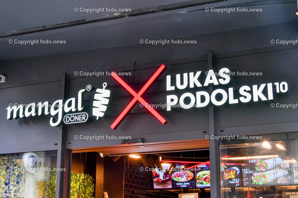 Deutschland_ Baden-Wuerttemberg_ Stuttgart_ 25.10.2025-24 | 25.10.2025, Deutschland, GER, Baden-Wuerttemberg, Stuttgart, im Bild Themenbild, Mangal Doener, Lukas Podolski, Restaurant, Leuchtschrift, rotes X, schwarzer Hintergrund, Eingang, Imbiss, Außenaufnahme, Werbung, Speisekarte sichtbar, Stadtansichten, Feature, Symbolbild 