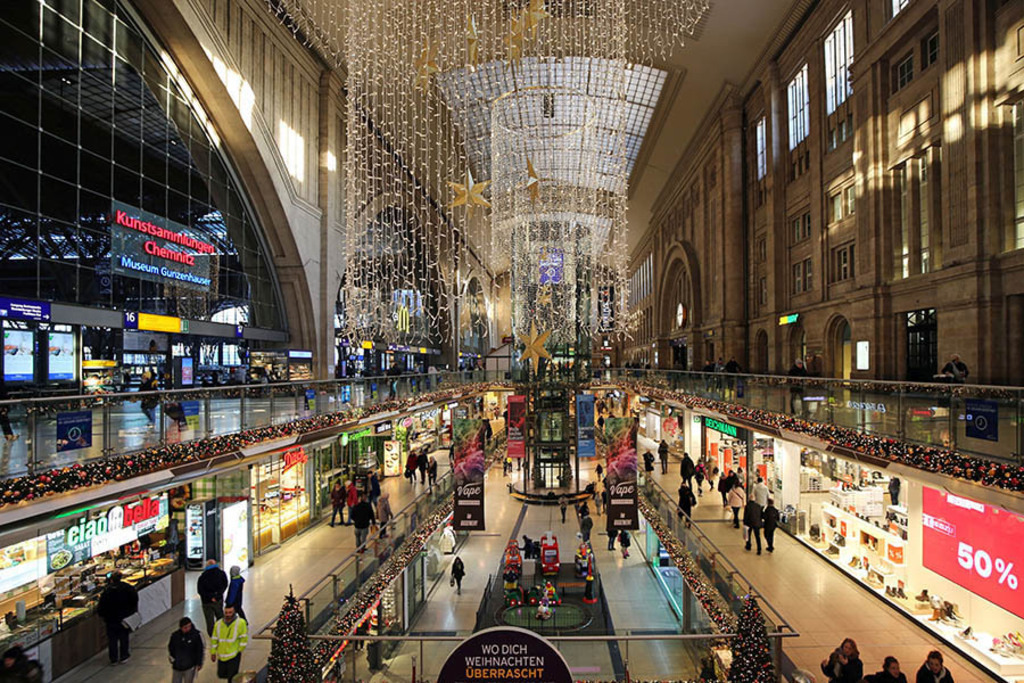 Hauptbahnhof - Promenaden Hauptbahnhof Leipzig zur Weihnachtszeit | Entdecke über 20 Kategorien Leipzig-Motive: Foto-Downloads, hochwertige Poster, Leinwand- & Fine-Art-Prints. Jetzt Lieblingsfoto im Bildlexikon Leipzig Shop bestellen!