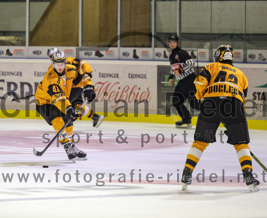 2025-08-22_084_TSV_Erding_gegen_EV_Fuessen | Erding, Deutschland, 22.08.2025:Eishockey, Oberliga Süd 2025 / 2026, Testspiel, TSV Erding gegen EV Füssen, Endergebnis: 1:4Marek Slavik (EV Füssen, #41), Moritz Nerb (EV Füssen, #42)Foto: Christian Riedel / fotografie-riedel.net