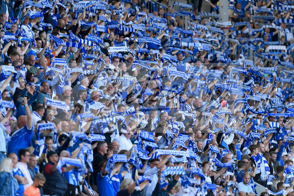 FCMFCK20210904_112 | Fussball, Herren: . Fans vom 1. FC Magdeburg beim Spiel der 3. Liga zwischen 1. FC Magdeburg und 1. FC Kaiserslautern in der MDCC-Arena am 04.09.2021 in Magdeburg, Deutschland.DFB / DFL REGULATIONS PROHIBIT ANY USE OF PHOTOGRAPHS AS IMAGE SEQUENCES AND/OR QUASI-VIDEO. - Realisiert mit Pictrs.com