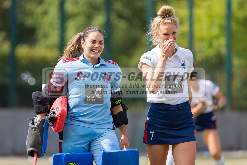 HK_20220903_109524 | 1. Bundesliga Damen Düsseldorfer HC - Berliner HC am 3.9.2022 DHC Düsseldorf, Düsseldorf , Nathalie Kulbatzki ( Torfrau Düsseldorfer HC #1 ) , Emma-Sophie Hessler ( Düsseldorfer HC #7 )