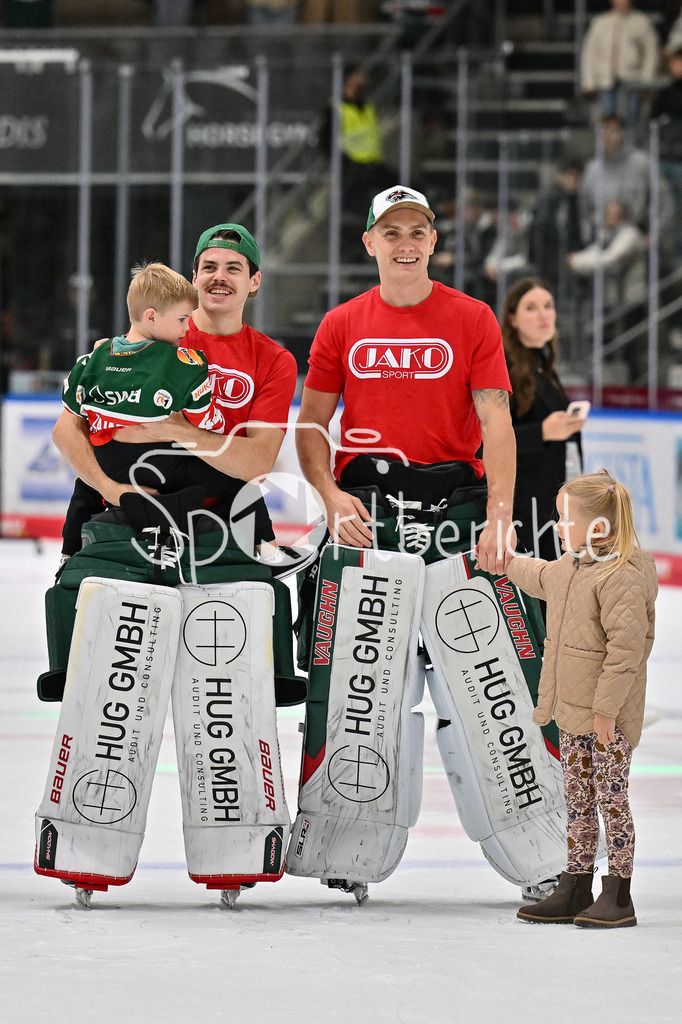 Augsburger Panther - Kölner Haie | die Augsburger Panther feiern zusammen mit den Fans den Heimsieg gegen die Kolner Haie  / Strauss MANN (Augsburger Panther #38) / Markus KELLER (Augsburger Panther #35) / DEL: Augsburger Panther - Kölner Haie, Curt Frenzel Stadion am 29.09.2024