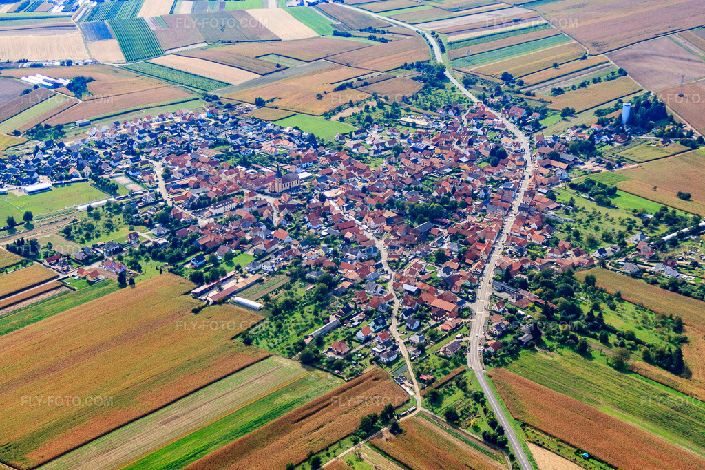 Aerial view: View of the town from the west in Niederschaeffolsheim in the state Bas-Rhin, France. – Photo: IMG_53545.jpg taken on 09/30/2012 by Werner Riehm/FLY-FOTO.com – Resolution of the original: 4640 x 3093 px