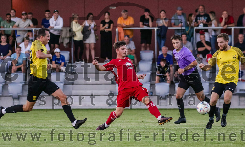 2023-09-07_046_FC_Finsing_gegen_FC_Moosinning_II | Finsing, Deutschland, 07.09.2023:
Fußball, Kreisliga 2023 / 2024, 8. Spieltag, FC Finsing gegen FC Moosinning II, Endergebnis: 3:0

Benedikt Thumbs (FC Moosinning, #10), Leonhard Hölzl (FC Finsing, #5), Stefan Erl (FC Moosinning, #18)

Foto: Christian Riedel / fotografie-riedel.net