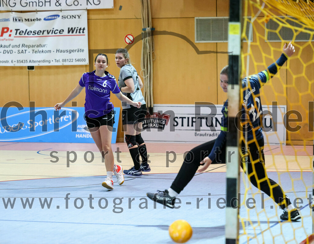 2022-11-12_040_SpVgg_Altenerding_II_gegen_SC_Kirchdorf | Erding, Deutschland, 12.11.2022:
Handball, Bezirksliga Frauen Altbayern 2022 / 2023, 5. Spieltag, SpVgg Altenerding II gegen SC Kirchdorf, Endergebnis: 24:19

Carina Ziegltrum (SpVgg Altenerding, #6), Susanne Bichlmeier (SC Kirchdorf, #2), Julia Sponsel (SC Kirchdorf, #12)

Foto: Christian Riedel / fotografie-riedel.net
