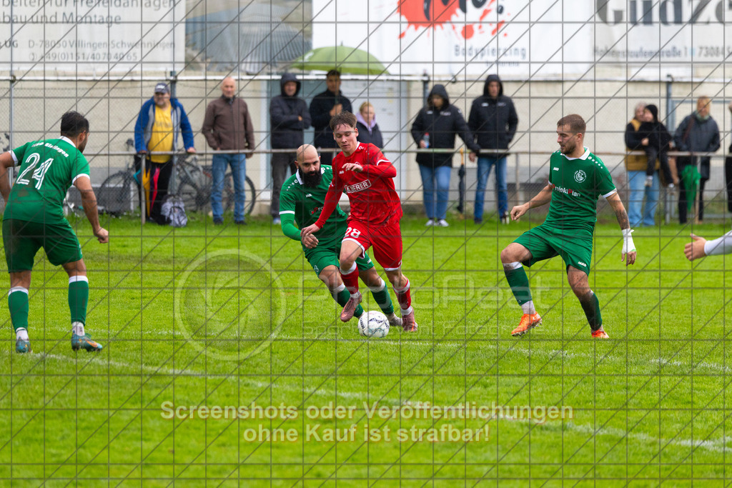 20261011_154513_0235_(c)_by_PhotoPeet | Marvin Herbinger (1.FC Donzdorf #28) vor Dario Biancorosso (KSG Eislingen #23)KSG Eislingen (grün) vs. 1.FC Donzdorf (rot), Fußball, Bezirksliga - Bezirk Neckar/Fils, 07. Spieltag, Saison 2026/2027, Rasensportplatz, Albstraße 69, 73054 Eislingen, 11.10.2026 - 15:00 Uhr,Foto: PhotoPeet / Sport- &amp; Eventfotografie / Peter Harich