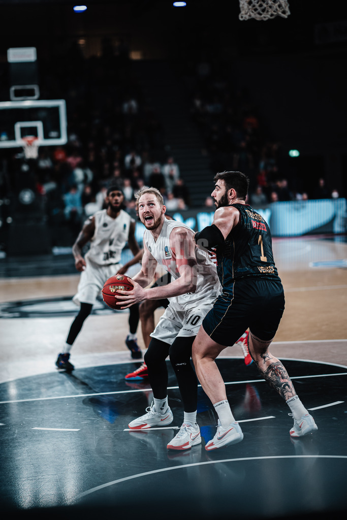 Basketball | Männer | Saison 2023/2024 | BKT EuroCup | Veolia Towers Hamburg vs. Umana Reyer Venice | 06.02.2024 | Aleksander Dziewa (#10, Veolia Towers Hamburg) will vorbei an Amadeo Tessitori (#1, Umana Reyer Venice)