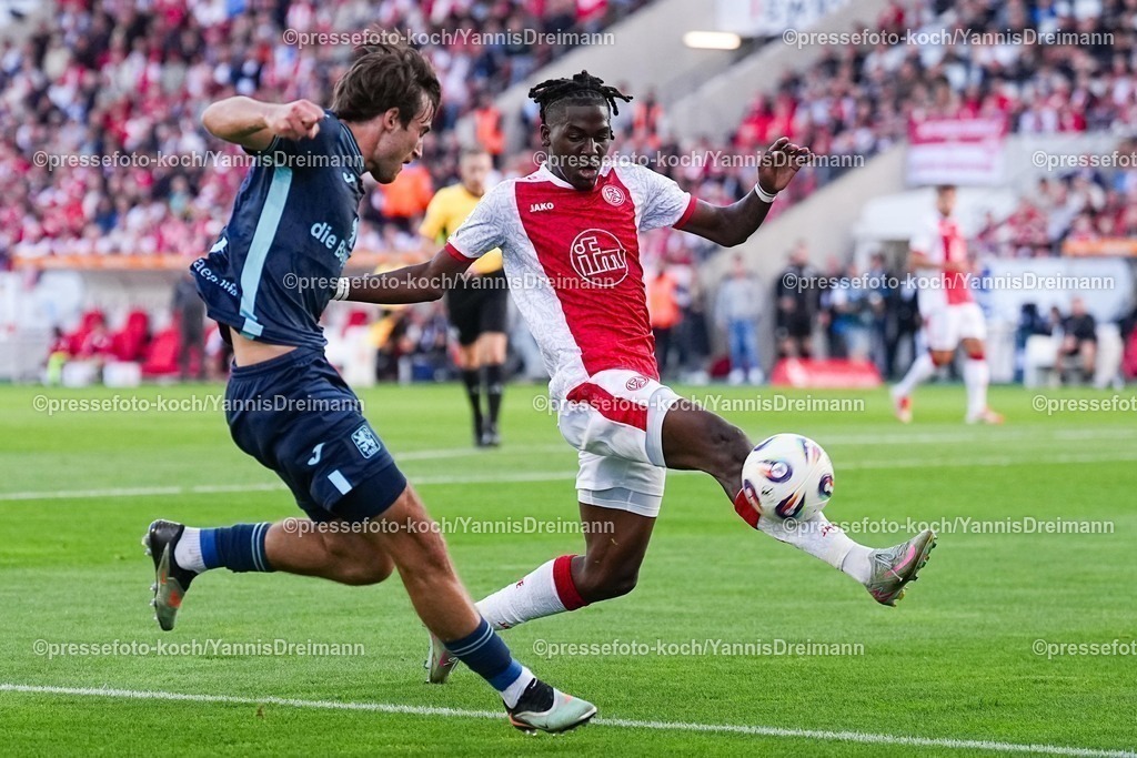 xydr01082501017 | 01.08.2025, xydrx, Fußball, 3.Liga, Rot-Weiss Essen - TSV 1860 München, Saison 2025 2026, Stadion an der Hafenstraße: Tim Danhof (TSV 1860 München #2) im Zweikampf gegen Franci Clarck Bouebari Kitsamoutsele (Rot-Weiss Essen #19)  DFB regulations prohibit any use of photographs as image sequences and or quasi-video.