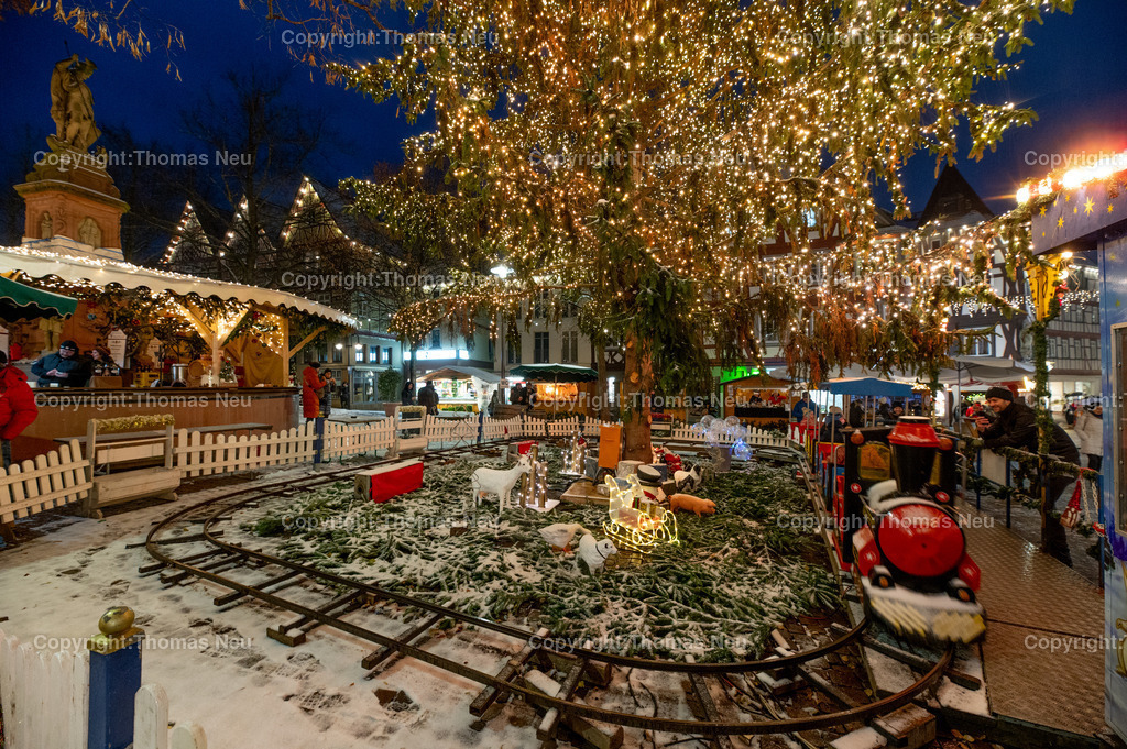 DSC_3237 | bbe, Marktplatz, Riesentanne, Eisenbahn für Kinder, Marktplatzbrunnen, Weihnachtsbeleuchtung, Weihnachtsmarkt,  Bild: Thomas Neu