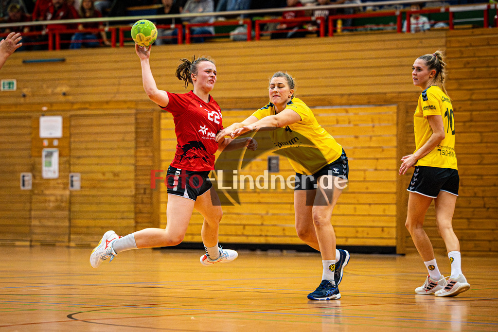 TSV Weiheim gegen SC Weßling | Habdball Bezirksoberliga Frauen 2025/26, TSV Weiheim gegen SC Weßling, 20251025,Wurf aufs Tor von Leonie SPREITZER (TSV Weilheim 22),2025-10-25 in Weilheim (Jahnhalle)Leonie SPREITZER (TSV Weilheim 22), Hanna WASTIAN (SC Weßling 4)Copyright: WolfgangxLindner 