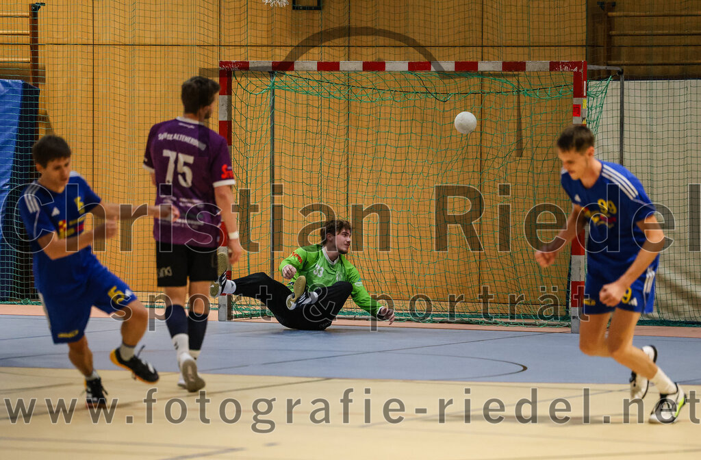 2024-10-13_070_SpVgg_Altenerding_gegen_SSG_Metten | Erding, Deutschland, 13.10.2024:Handball, Bezirksoberliga Männer 2024 / 2025, 4. Spieltag, SpVgg Altenerding gegen SSG Metten, Endergebnis: 40:22Ferdinand Menzel (SpVgg Altenerding, #75), Torwart Jannik Fleps (SpVgg Altenerding, #33)Foto: Christian Riedel / fotografie-riedel.net