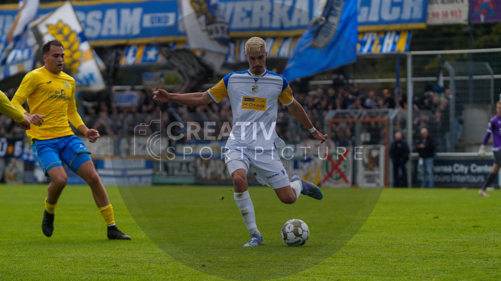 Fußball, Herren, Saison 2025/2026, Regionalliga Nordost, 11. Spieltag, FSV 63 Luckenwalde vs. FC Carl-Zeiss Jena, Samstag 05.10.2025, Werner-Seelenbinder-Stadion Luckenwalde, | Fußball, Herren, Saison 2025/2026, Regionalliga Nordost, 11. Spieltag, FSV 63 Luckenwalde vs. FC Carl-Zeiss Jena, Samstag 05.10.2025, Werner-Seelenbinder-Stadion Luckenwalde, Im Bild: Simon Gollnack (l. Luckenwalde) und Sören Reddemann (r. Jena) - Realisiert mit Pictrs.com
