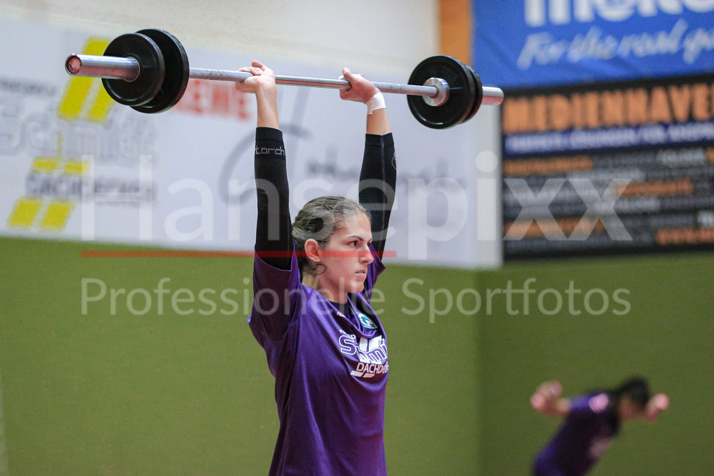 Handball, 2. Bundesliga Frauen, Training SV Werder Bremen | v.li.: Anna Lena Bergmann (SV Werder Bremen, 25) bei einer Übung, Trainingsübung