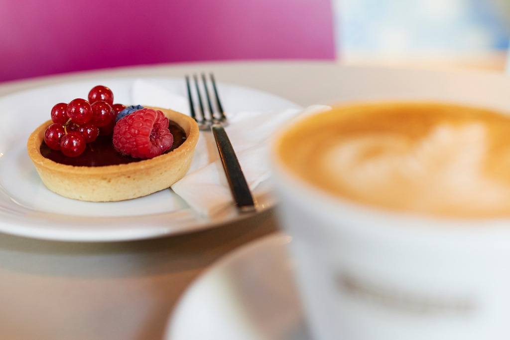 Kaffee Balthasar | Wien, Austria - August 11, 2017: Kaffee Balthasar, Schokotoertchen mit Fruechte und Melange. - Realisiert mit Pictrs.com
