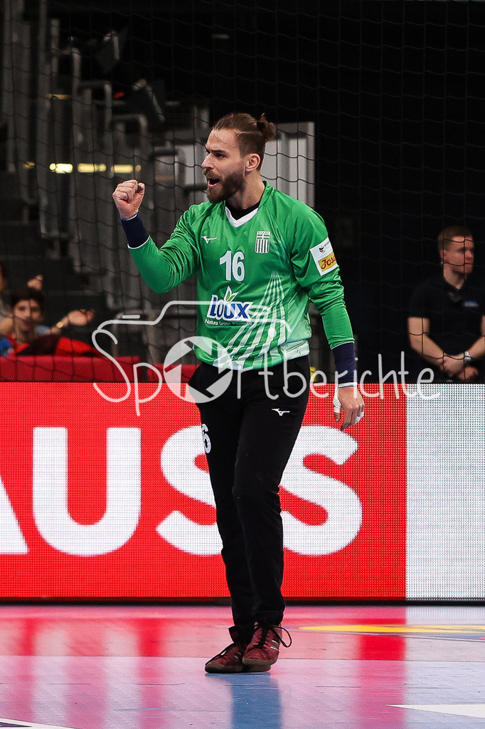 Griechenland - Dänemark | Griechenland Keeper Petros BOUKOVINAS (GRE #16) juebel nach einem gehaltenen BAll / Freisteller / Einzelfoto