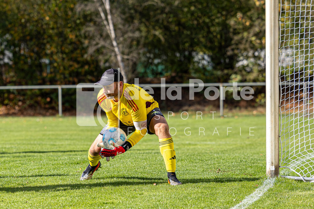 SV Holdenstedt II - Ritz_ Niklas (fängt Ball) vs Sperber Veerßen 191025 dlP | immodelaporte-sportfotos - Realisiert mit Pictrs.com