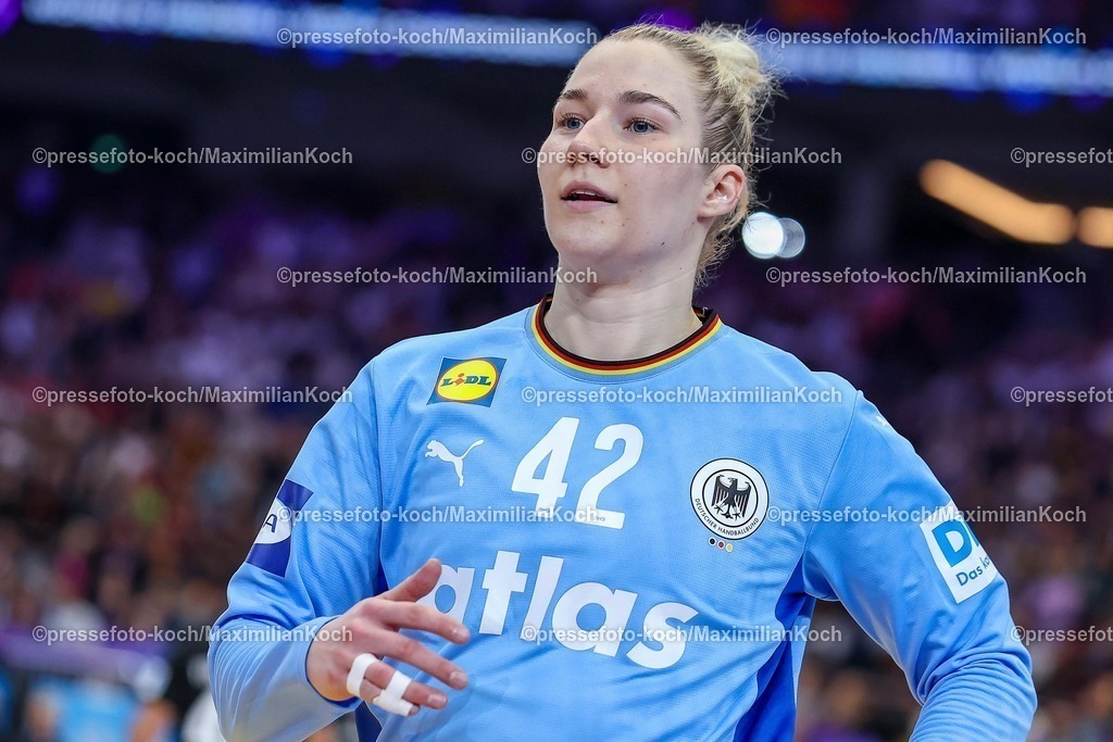 IHF09122502104 | 09.12.2025, Handball WM Frauen, Viertelfinale, Deutschland - Brasilien, 27th IHF Women's Handball World Championship, Westfalenhalle Dortmund: Katharina Filter (GER #42) 