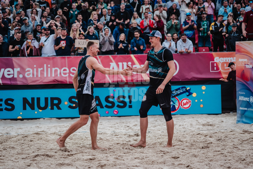 Beachvolleyball | Männer | Allianz German Beach Tour 2025 | Tourstop Bremen | 15.06.2025 | v.l. Jonas Reinhardt und Robin Sowa freuen sich