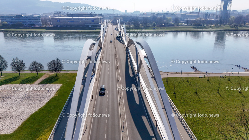 Eisenbahnbruecke_ Neue Linzer Donaubruecke_ 20.03.2024-1 | 20.03.2024, Linz, AUT, Urfahr, im Bild Eisenbahnbruecke, Neue Linzer Donaubruecke, Drohne