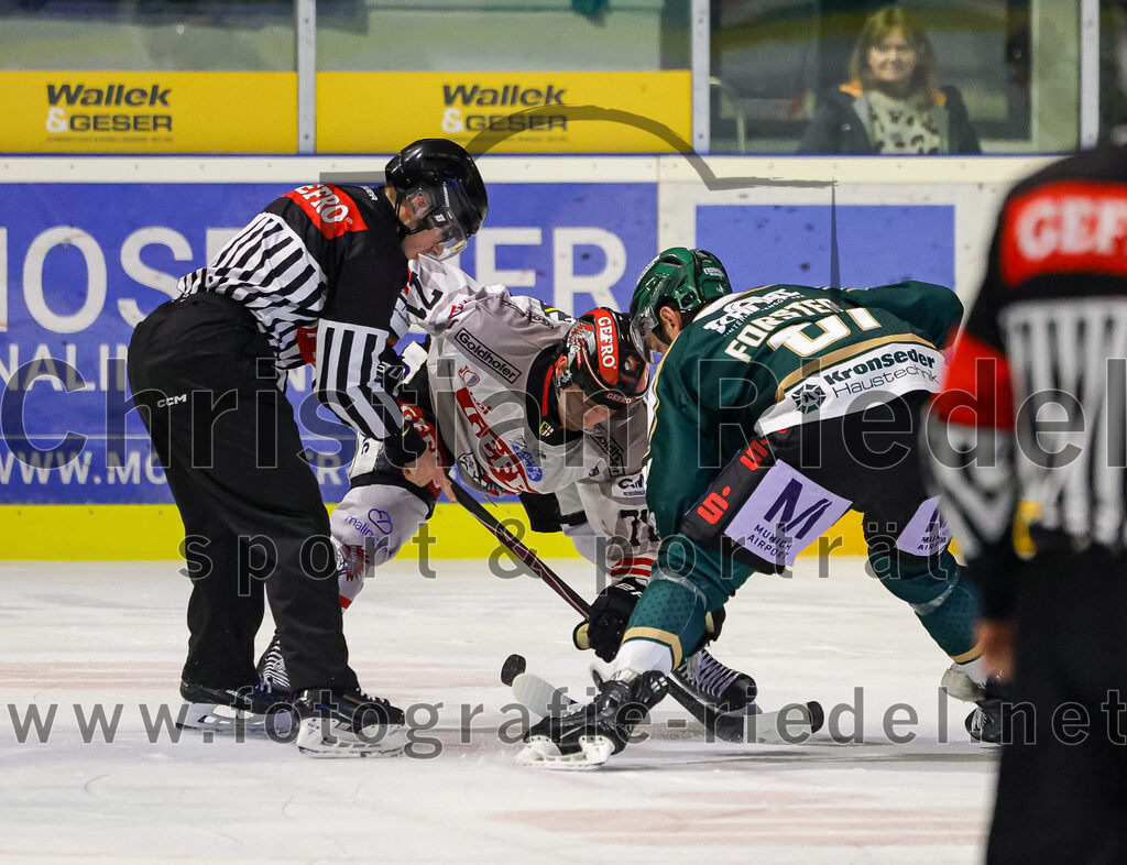 2025-12-14_068_TSV_Erding_gegen_ECDC_Memmingen_Indians | Erding, Deutschland, 14.12.2025:Eishockey, Oberliga Süd 2025 / 2026, 26. Spieltag, TSV Erding gegen ECDC Memmingen Indians, Endergebnis: 1:2Edgars Homjakovs (ECDC Memmingen Indians, #71), Maximilian Forster (Erding Gladiators, #81)Foto: Christian Riedel / fotografie-riedel.net