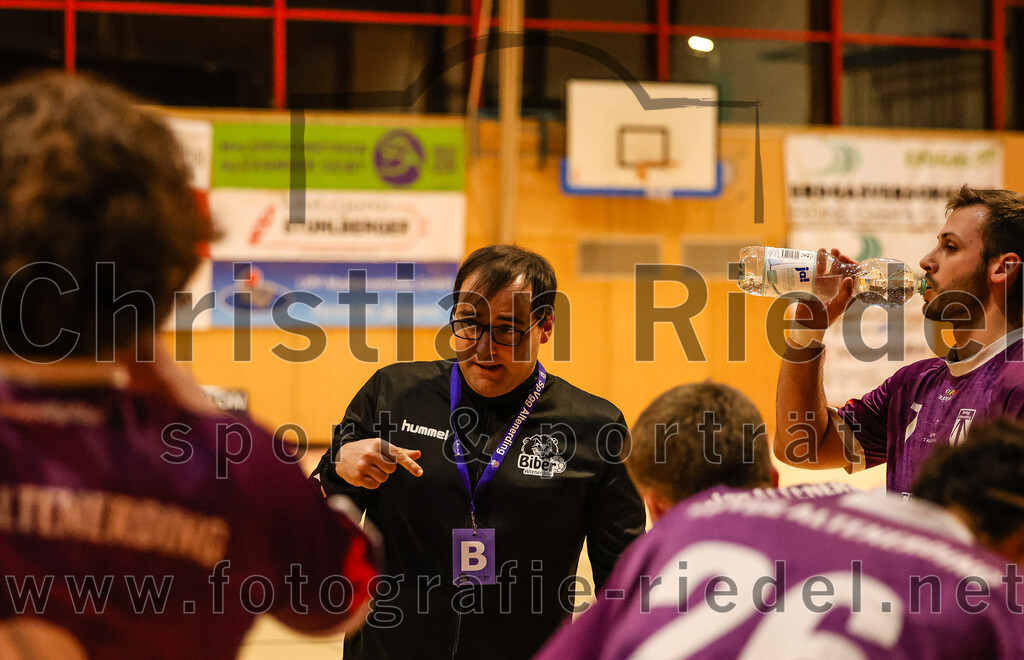 2024-03-09_060_SpVgg_Altenerding_gegen_SVW_Burghausen | Erding, Deutschland, 09.03.2024:
Handball, Bezirksoberliga Männer 2023 / 2024, 18. Spieltag, SpVgg Altenerding gegen SVW Burghausen, Endergebnis: 25:34

Trainer Simon Klawe (SpVgg Altenerding), Simon Rüdiger (SpVgg Altenerding, #7)

Foto: Christian Riedel / fotografie-riedel.net