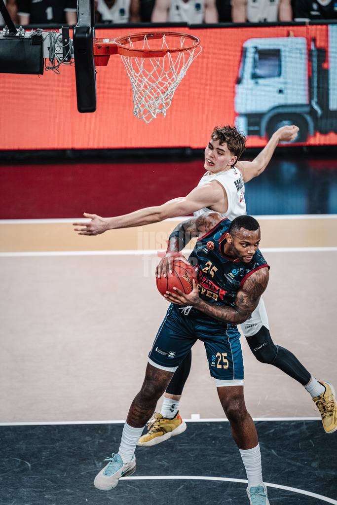 Basketball | Männer | Saison 2023/2024 | BKT EuroCup | Veolia Towers Hamburg vs. Umana Reyer Venice | 06.02.2024 | Aamir Simms (#25, Umana Reyer Venice) behauptet den Rebound für sich gegen Leif Möller (#6, Hamburg Towers)