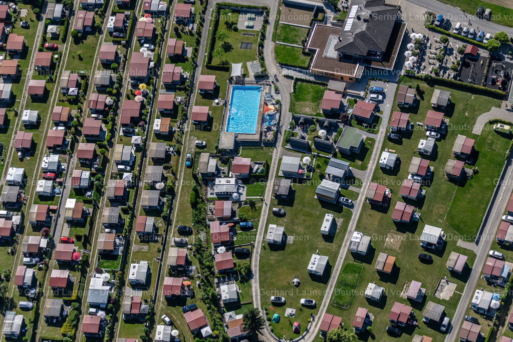 4032262 | ESCHENZ 12.06.2020 Wohnwagen und Zelte- Campingplatz - und Zeltplatz Hüttenberg in Eschenz im Kanton Thurgau, Schweiz. // Camping with caravans and tents in Eschenz in the canton Thurgau, Switzerland. Foto: Gerhard Launer