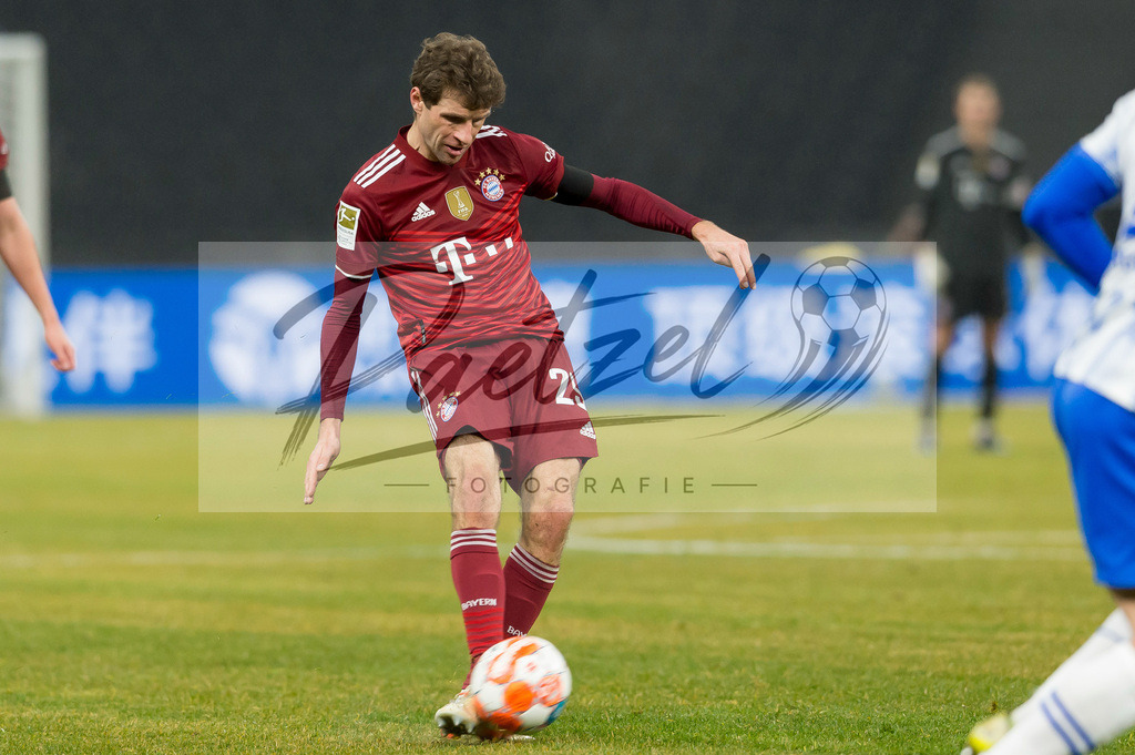 BSCFCB20220123_069 | Fussball, Herren: Thomas Mueller (FC Bayern Muenchen) in Aktion, am Ball, Einzelaktion bei dem Spiel der 1. Bundesliga zwischen Hertha BSC und FC Bayern Muenchen im Olypiastadion am 23.01.2022 in Berlin, Deutschland.DFB / DFL REGULATIONS PROHIBIT ANY USE OF PHOTOGRAPHS AS IMAGE SEQUENCES AND/OR QUASI-VIDEO. - Realisiert mit Pictrs.com