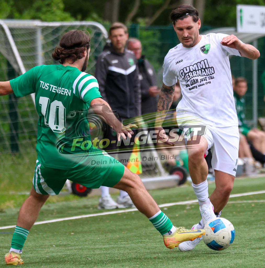 SC Bünde - TuS Tengern | Auf dem Bild zu sehen: weiß SC Bünde: Andrej Gorr ; grün TuS Tengern: Kevin Hübert SC Bünde, TuS Tengern, Saison 25/26, Bezirksliga, Hunnebrock, Deutschland - Realisiert mit Pictrs.com