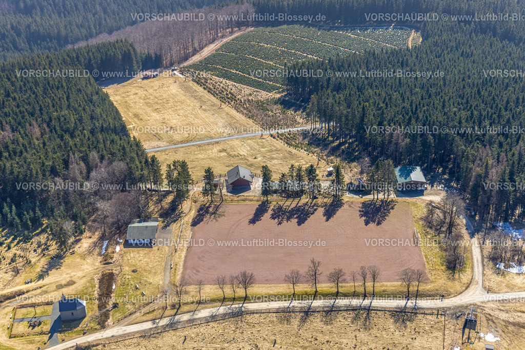 Winterberg220303591 | Luftbild, Sportplatz mit Schweden-Hütte und Kreuzkapelle Altastenberg, Nordenau, Winterberg, Sauerland, Nordrhein-Westfalen, Deutschland