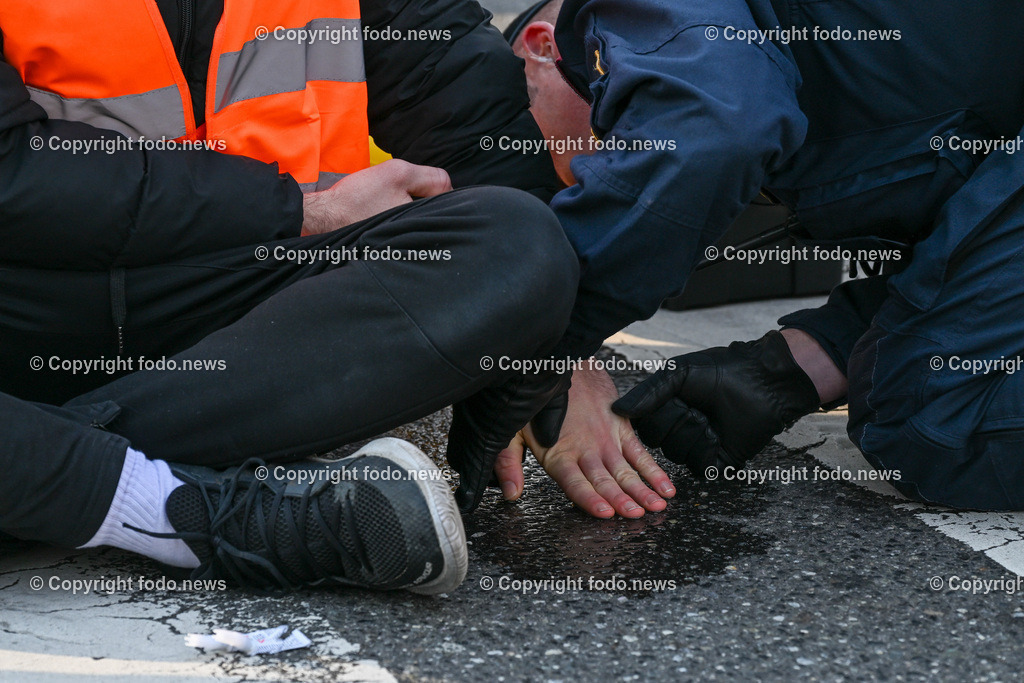  Klimagegner Linz Waldeggstrasse_ Klimakleber_ 20.03.2023-72 | 20.03.2023, Linz, AUT, Klimagegner Linz Klimakleber, im Bild Klimagegner kleben auf der Strasse, Linz Waldeggstrasse, Polizei, Verkehr, Zebrastreifen, Fussgaengeruebergang, Transparent, Demo, Klimawandel