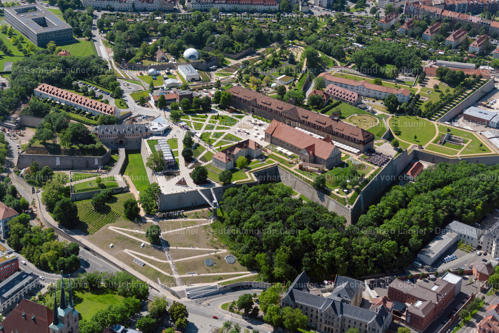 4045752 | ERFURT 14.06.2021 Zitadelle am " Petersberg Entree " der " BUGA Erfurt 2021 " auf dem Petersberg im Ortsteil Altstadt in Erfurt im Bundesland Thüringen, Deutschland. Weiterführende Informationen bei: Bundesgartenschau Erfurt 2021 gemeinnützige GmbH,  Kummer.Lubk.Partner - Architekten Ingenieure Generalplaner,  STUDIO ANDREAS HELLER GmbH ARCHITECTS & DESIGNERS. // Zitadelle am " Petersberg Entree " der " BUGA Erfurt 2021 " in the district Altstadt in Erfurt in the state Thuringia, Germany. Further information at: Bundesgartenschau Erfurt 2021 gemeinnuetzige GmbH,  Kummer.Lubk.Partner - Architekten Ingenieure Generalplaner,  STUDIO ANDREAS HELLER GmbH ARCHITECTS & DESIGNERS. Foto: Gerhard Launer