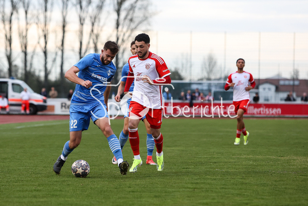 FV Illertissen - FC Bayern Amateure | im duell Niklas JECK (FVI #22) und Dion BERISHA (FCB #11) / Zweikampf