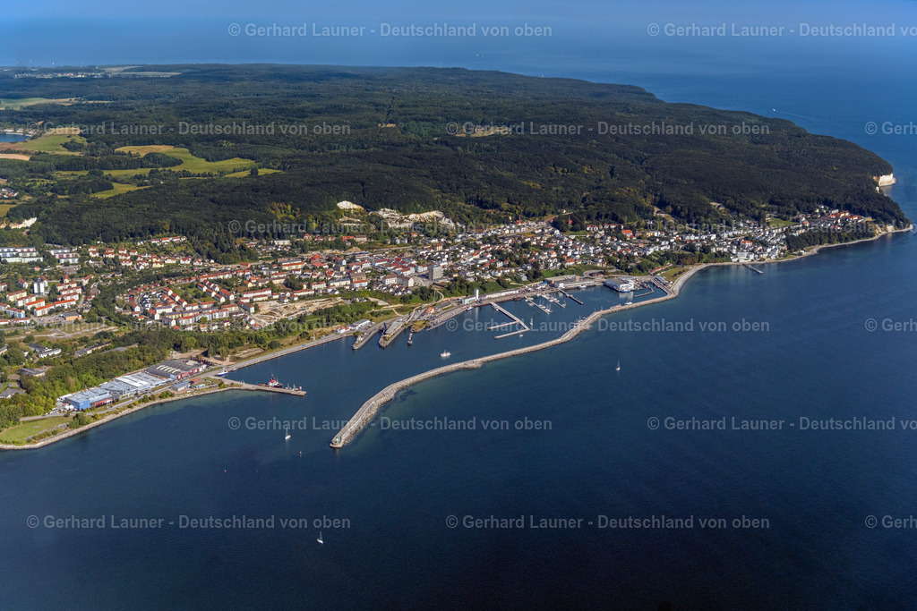 4061352 | SASSNITZ 08.09.2021 Hafenanlagen des Stadthafen Sassnitz an der Meeres- Küste der Ostsee in Sassnitz im Bundesland Mecklenburg-Vorpommern. // Port facilities on the seashore of the Baltic Sea in Sassnitz in the state Mecklenburg - Western Pomerania. Foto: Gerhard Launer
