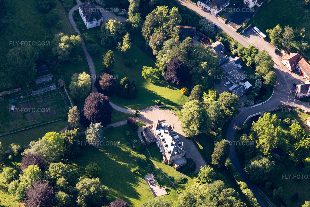 Aerial view: Chateau de Jaegerthal in Niederbronn-les-Bains in the state Bas-Rhin, France. – Photo: IMG_115397.jpg taken on 06/16/2019 by Werner Riehm/FLY-FOTO.com – Resolution of the original: 5472 x 3648 px