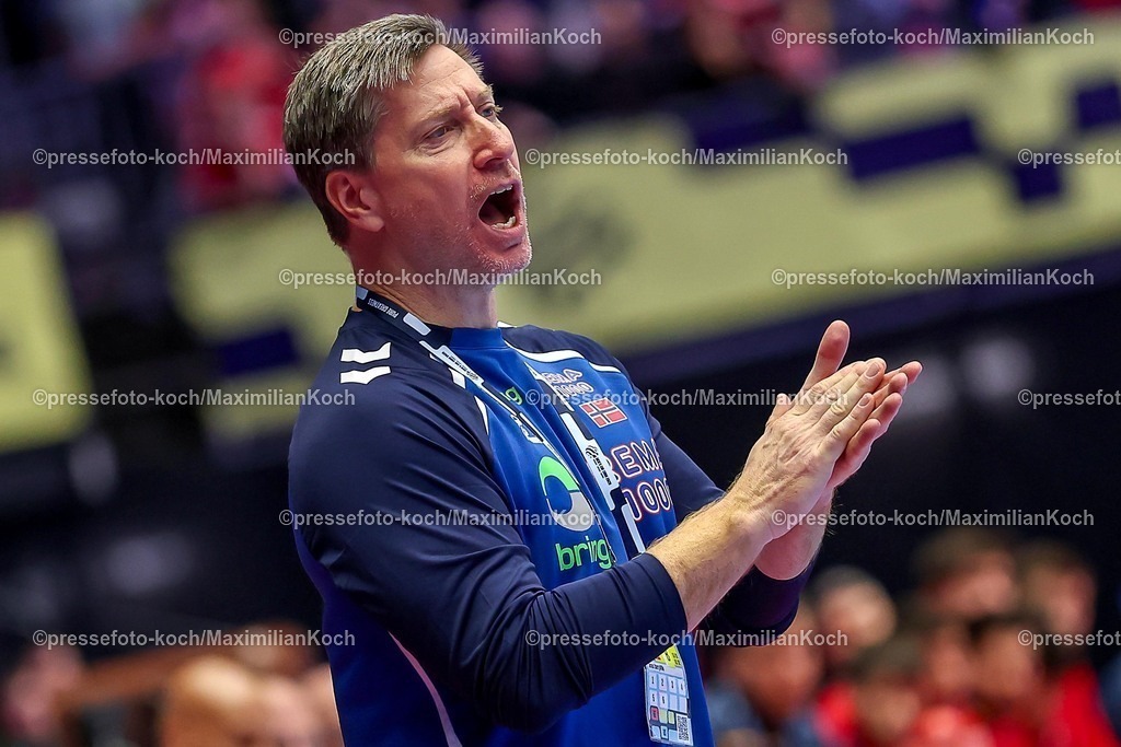 EHF22012602014 | 22.01.2026, Handball, Men's EHF EURO 2026, Spanien - Norwegen, Jyske Bank Boxen in Herning, Dänemark, Main Round:  Headcoach Jonas Liberg Wille (Norway #hc) gestikulierend am Spielfeldrand  