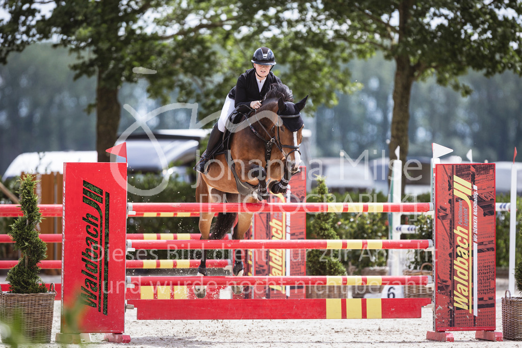 240616_Lemwerder_M2-Springen-526 | Deine schönsten Turniermomente als professionelle Fotos! Entdecke hochwertige Pferdesport-Fotografie im Online-Shop. Jetzt Fotos finden & bestellen!