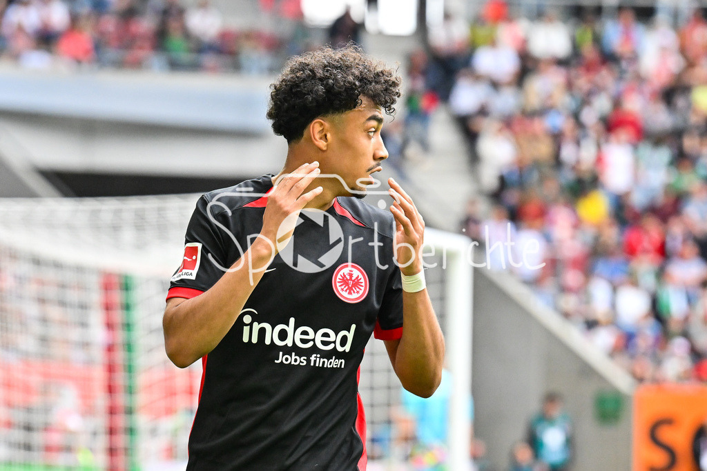 FC Augsburg - SG Eintracht Frankfurt | in dieser Szene aergert sich Nathaniel BROWN (Eintracht Frankfurt 21) ueber eine vergebene Chance / Bundesliga: FC Augsburg - Eintracht Frankfurt, WWK Arena am 20.04.2025 / Einzelfoto / Freisteller