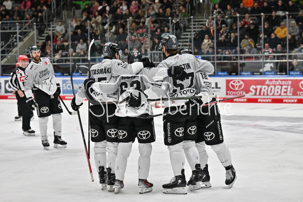 Augsburger Panther - Kölner Haie | Jubel der Haie nach dem Anschlusstreffer zum 2-3 durch Brady AUSTIN (Koelner Haie #57) / Treffer / Tor / Torschuetze / Freude / Happy / DEL: Augsburger Panther - Koelner Haie, Curt Frenzel Stadion am 02.03.2025