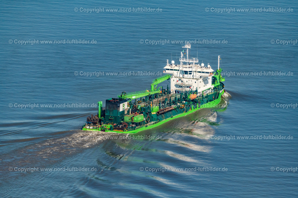 Saugbagger_Uilenspiegel_auf_der_Elbe_ELS_7160130822 | GLüCKSTADT 13.08.2022 Schiff - Spezialschiff und Saugbagger " Uilenspiegel " in Fahrt auf der Wasseroberfläche der Elbe in Glückstadt im Bundesland Schleswig-Holstein, Deutschland. Weiterführende Informationen bei: DEME Group,  Hamburger Hafen und Logistik Aktiengesellschaft. // Ship - special ship and suction dredger "Uilenspiegel" in motion on the water surface of the Elbe in Glueckstadt in the state Schleswig-Holstein, Germany. Further information at: DEME Group,  Hamburger Hafen und Logistik Aktiengesellschaft. Foto: Martin Elsen