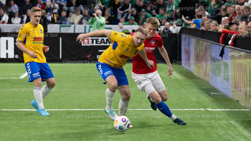 SHFV Lotto Masters 2024 | 20240113_8947, 13.01.2024, SHFV Lotto Masters 2024, Halbfinale 1, SV Todesfelde (gelb) vs. TSB Flensburg (blau), Dustin Thiel (Todesfelde #4) / Nicholas Holtze (TSB #9) - Realisiert mit Pictrs.com