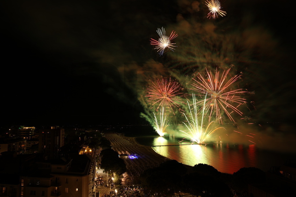 Ferragosto Fireworks in Grado, Italy | GRADO, ITALY, 15.AUG.26 - FIREWORKS - Ferragosto fireworks over the Adriatic Sea in Grado, Italy. Colorful fireworks light up the night sky above the beach, coastline and waterfront during the traditional summer celebration. - Realisiert mit Pictrs.com