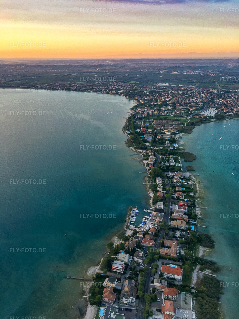 Luftbild: Colombare in Sirmione im Bundesland Brescia in Italien. Foto: IMG-134989.jpg vom 23.09.2022 durch Werner Riehm/FLY-FOTO.de