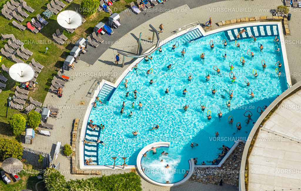 Hamm250700683Mitte | Luftbild, Maximare - Erlebnistherme Bad Hamm und Badegäste, Sonnenschirme und Liegewiese mit Sonnenliegen, Mitte, Hamm, Ruhrgebiet, Nordrhein-Westfalen, Deutschland
