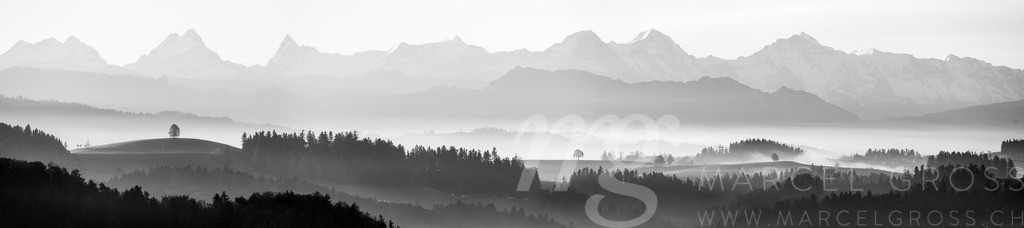 panoramic view over the sea of autumn fog and the hills of Emmental with the mighty bernese alsp in the background | Die ideale Geschenkidee für Naturliebhaber. Naturbilder von Marcel Gross Photography für ihr Zuhause in den verschiedensten Formaten und Materialien. - Realisiert mit Pictrs.com