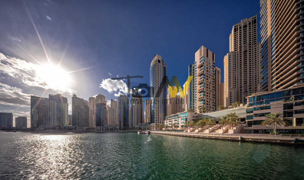 Futuristische Architektur in der Dubai Marina in Dubai--II | Die Abbildung zeigt die Dubai Marina, ein künstlich angelegtes Hafenviertel in Dubai. Es gilt als eine der größten von Menschenhand geschaffenen Marinas der Welt. Das Viertel ist bekannt für seine beeindruckende Skyline mit zahlreichen Wolkenkratzern und luxuriösen Wohntürmen. Entlang des 7 km langen Kanals verläuft die belebte Promenade "Marina Walk" mit vielen Restaurants, Geschäften und Cafés. Die Dubai Marina kombiniert städtischen Luxus mit Strandnähe und Wassersportmöglichkeiten.  - Realisiert mit Pictrs.com
