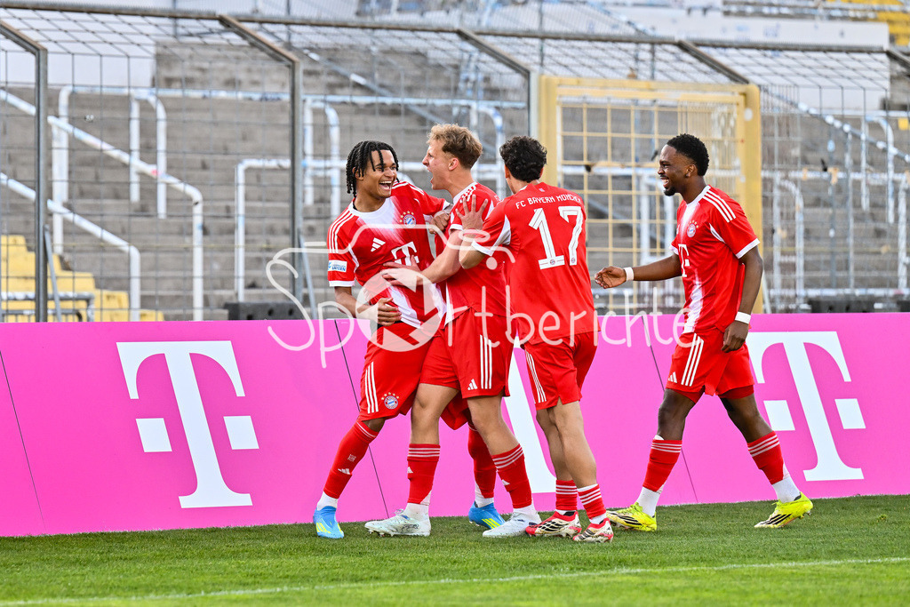 FC Bayern Amateure - SpVgg Ansbach | MUNICH, GERMANY - 17. APRIL: Jubel der Bayern nach dem Treffer zum 1-0 durch Julien YANDA (FC Bayern München II 16) / Tor / Torschuetze / Freude / Happy / während dem Match zwischen den Amateuren des FC Bayern München und der SpVgg Ansbach am 29. Spieltag der Regionalliga Bayern im Grünwalder Stadion