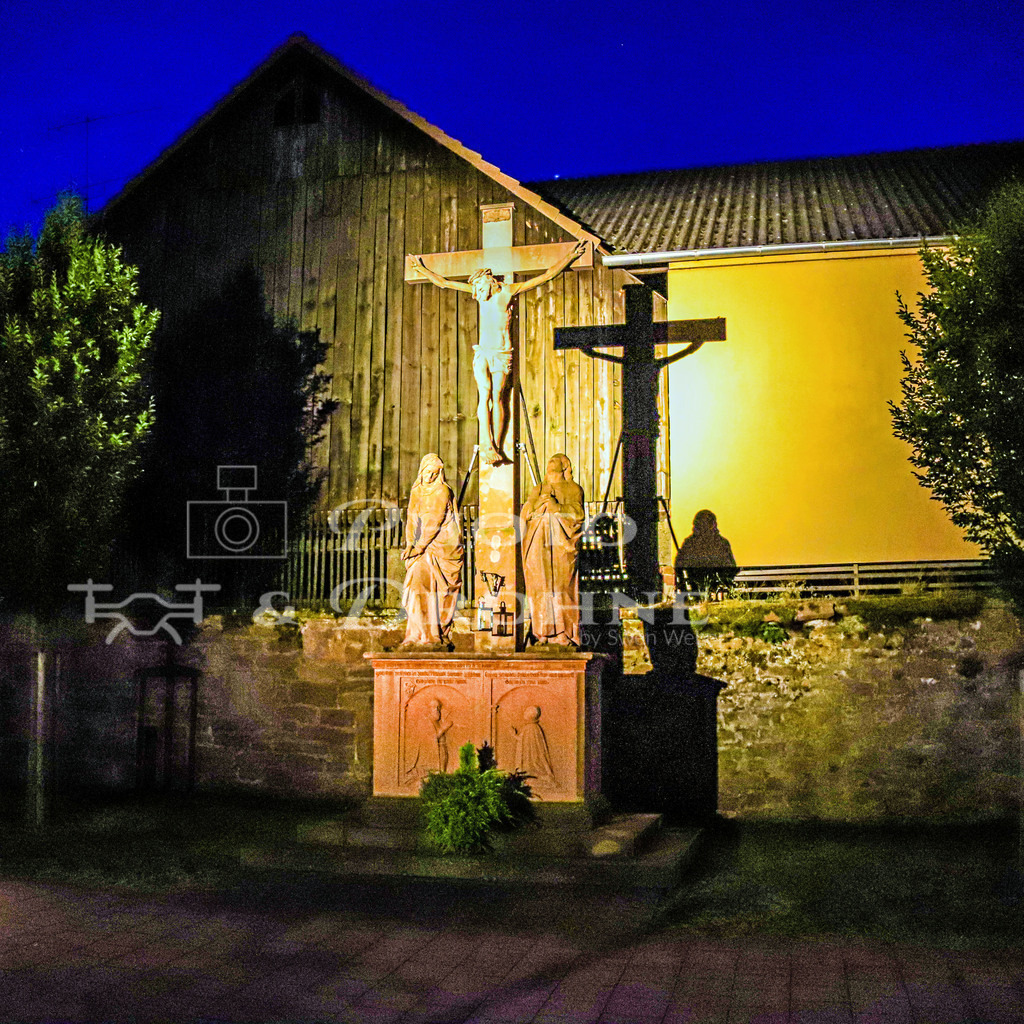 Kreuzigungsgruppe Bürgstadt-01- | Im Jahre 1613 wurde die Kreuzigungsgruppe vor der alten Pfarrkirche auf dem alten Kirchhof errichtet und hat seitdem an diesem Ort gestanden. - Realisiert mit Pictrs.com