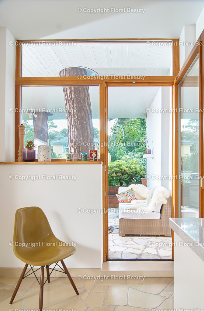 60er Jahre Bungalow | Der Architekt Klaus Schäfer hat 1961 dieses Bungalow in Berlin Dahlem am Rande des Grunewalds gebaut. Aufgrund der dicht stehenden Kiefern musste sich den Gegebenheiten angepasst werden und die Bäume in die Architektur integriert werden.
Bezeichnend für die 60er Jahre Architektur ist das Flachdach, alle Haupträume vornehmlich auf einer Ebene, der Bruchsteinboden, die großen Fensterfronten, die Verbindung von Innen-und Aussenräumen (großzügige Terrasse) durch Fortführung des Bodenbelags, eingebaute Schrankwände mit elfenbeinfarbenem Schleiflack. - Realized with Pictrs.com